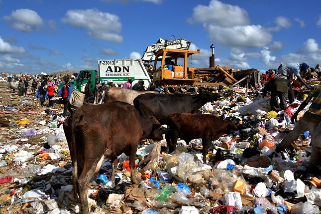 Resistencia comunitaria a proyecto de residuos sólidos en Villa Mella mientras el Gobierno anuncia millonaria inversión