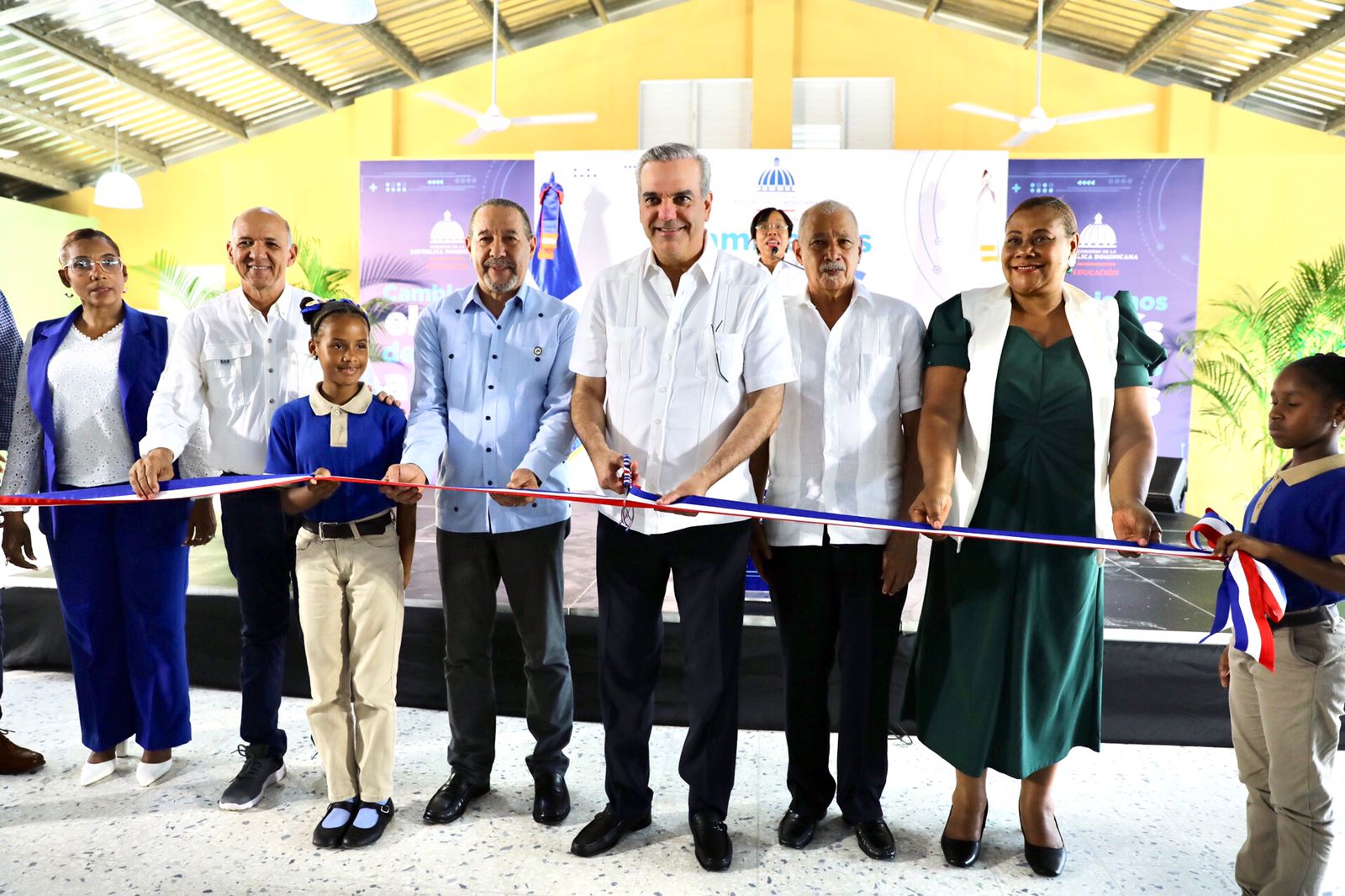 Abinader inaugura escuela en Sabana Perdida; beneficiará a 800 alumnos