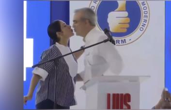 La primera dama explica su beso al presidente Abinader