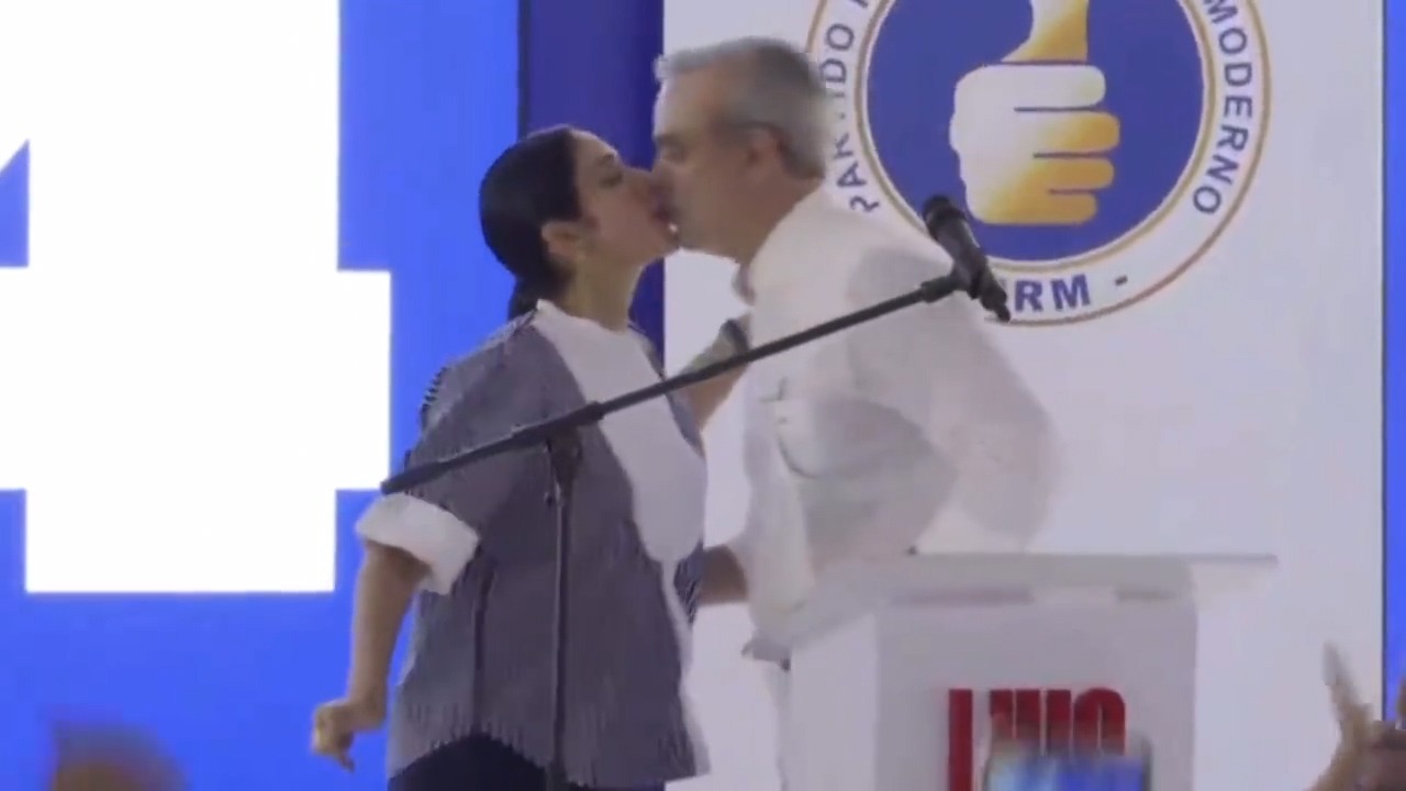 Primera dama sorprende a Luis Abinader con un beso