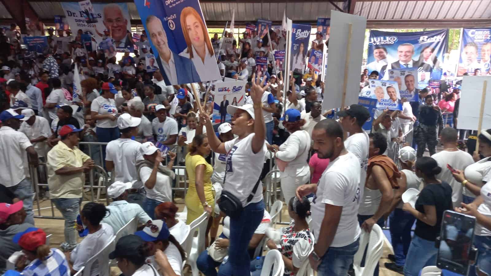 Reelección| Perremeístas piden "Luis 4 +" en Sabana Perdida