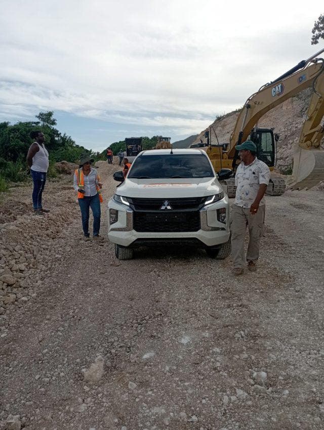 Reinician tránsito controlado por carretera Barahona-Enriquillo tras derrumbe