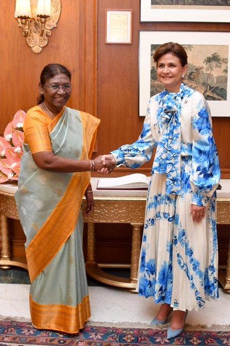 Vicepresidenta llega a la India e inicia de inmediato su agenda