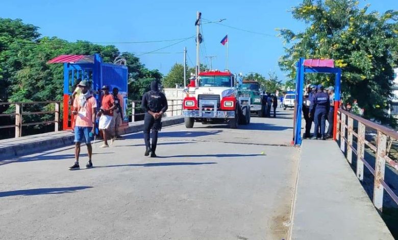 Abren la frontera para retirar camiones de Haití