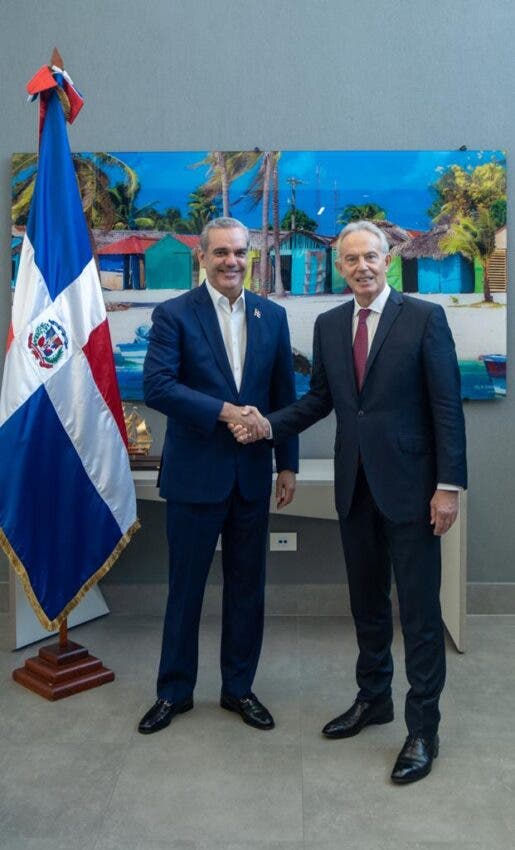 El exprimer ministro británico Tony Blair trata crisis RD-Haití con Abinader