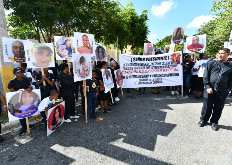 Familias de víctimas de explosión en San Cristóbal protestan