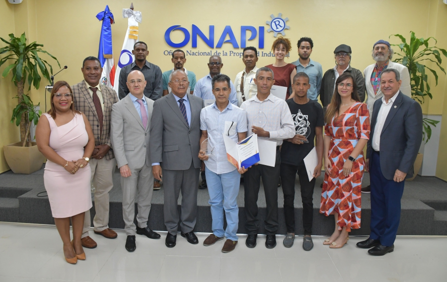 ONAPI entrega premios en Concurso de Diseño Industrial a artesanos