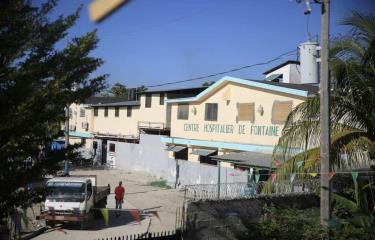 Rescatan personas del hospital rodeado por pandilla en Haití