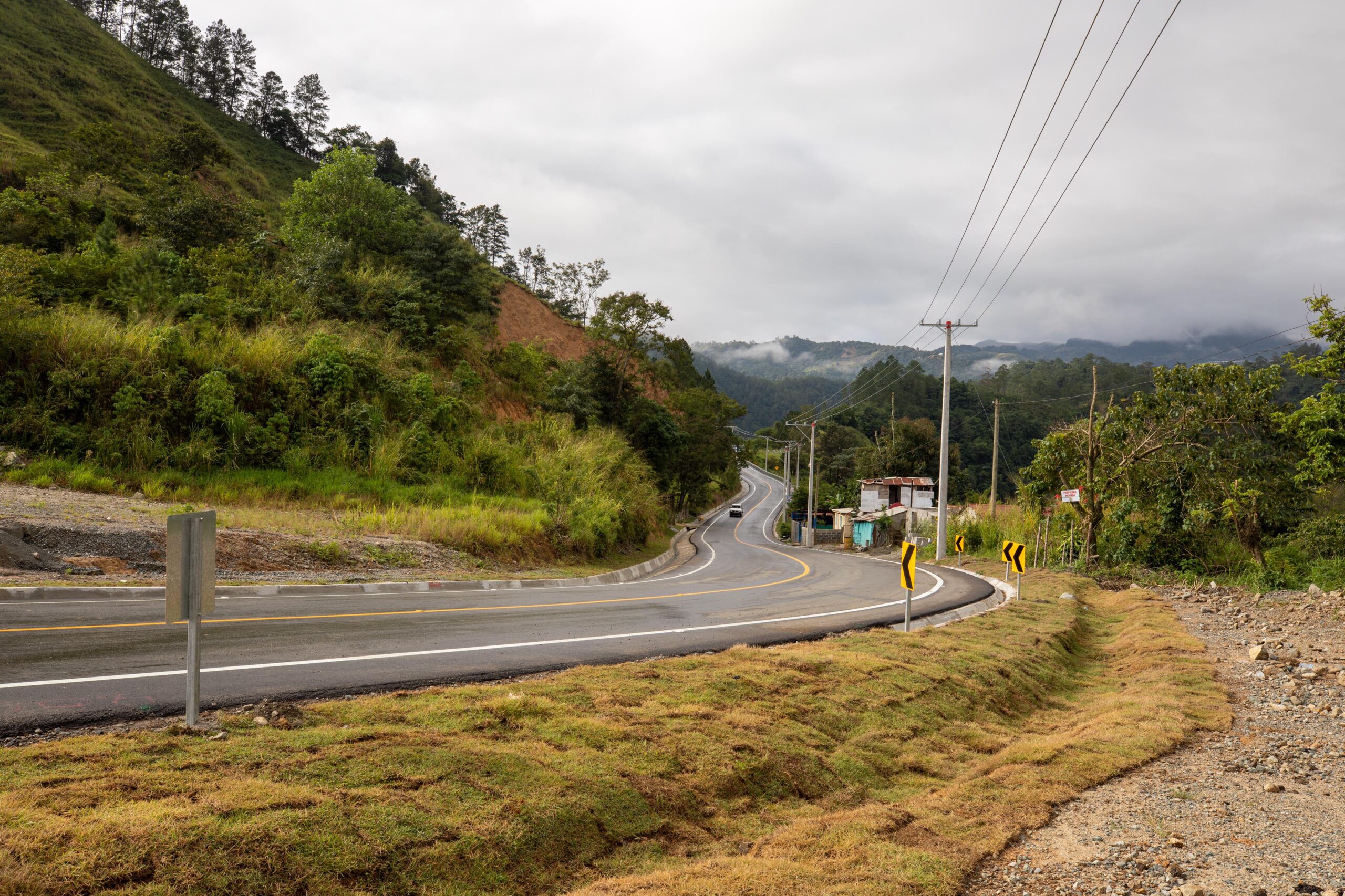 Abinader inaugura carretera Rancho Arriba- Nizao