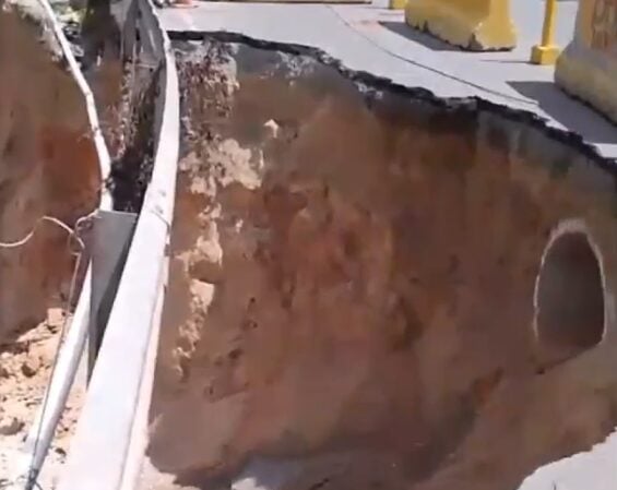 Colapsa tramo de carretera que comunica Jarabacoa y Constanza