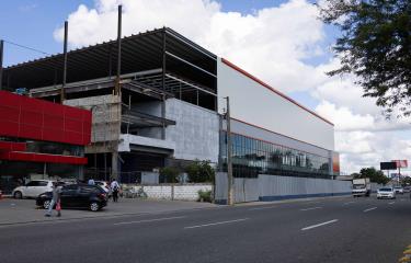 Construcción de comercios y oficinas en el Gran Santo Domingo