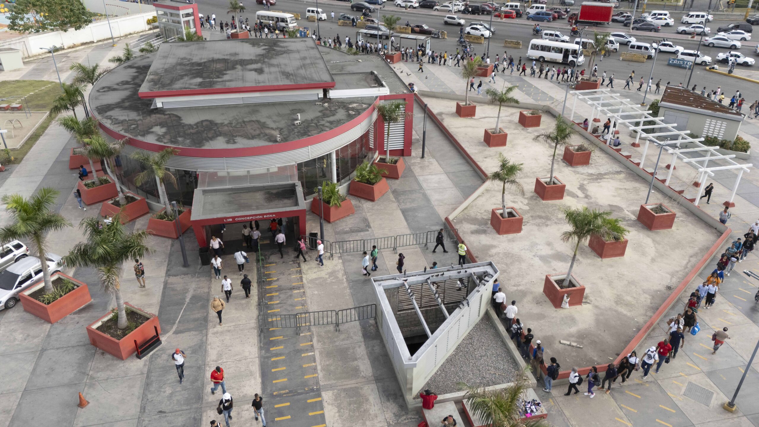 Usuarios abarrotan estaciones del Metro de Santo Domingo