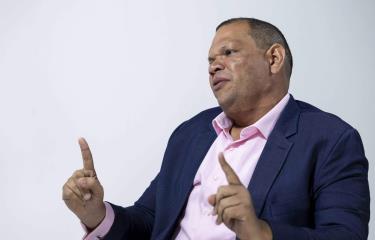 Carlos Guzmán renuncia de Fuerza del Pueblo