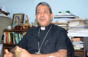 Obispo de Santiago afirma la vida tiene trampas
